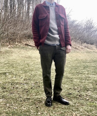 С чем носить серый свитер с круглым вырезом мужчине