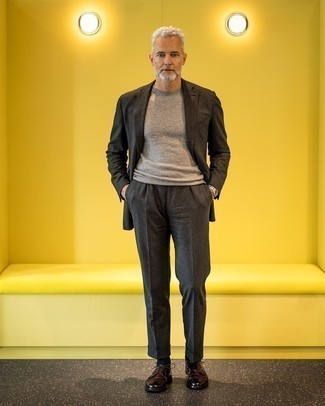 С чем носить серый свитер с круглым вырезом мужчине