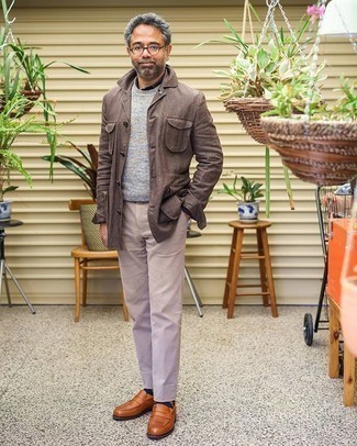 С чем носить серый свитер с круглым вырезом мужчине