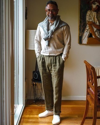 С чем носить серый свитер с круглым вырезом мужчине