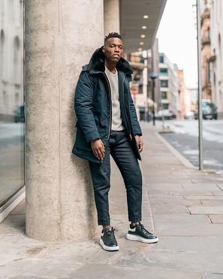 С чем носить серый свитер с круглым вырезом мужчине