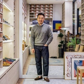 С чем носить серый свитер с круглым вырезом мужчине