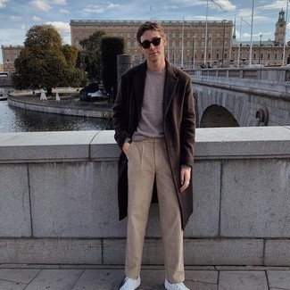 С чем носить серый свитер с круглым вырезом мужчине