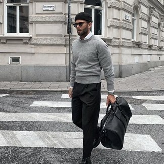 С чем носить серый свитер с круглым вырезом мужчине