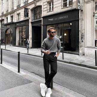 С чем носить серый свитер с круглым вырезом мужчине