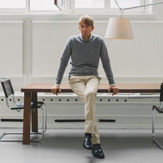 С чем носить серый свитер с круглым вырезом мужчине