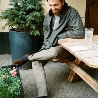 С чем носить серый свитер с круглым вырезом мужчине