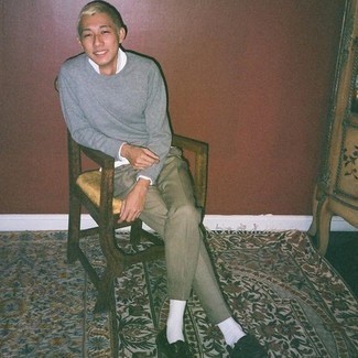 С чем носить серый свитер с круглым вырезом мужчине