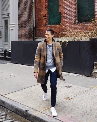 С чем носить серый свитер с круглым вырезом мужчине