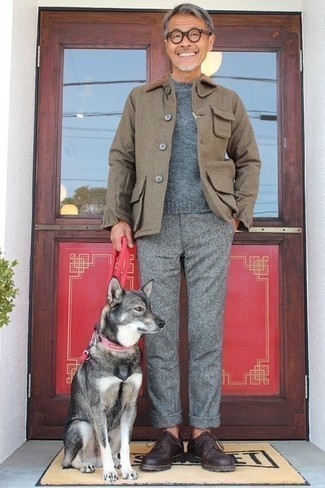 С чем носить серый свитер с круглым вырезом мужчине