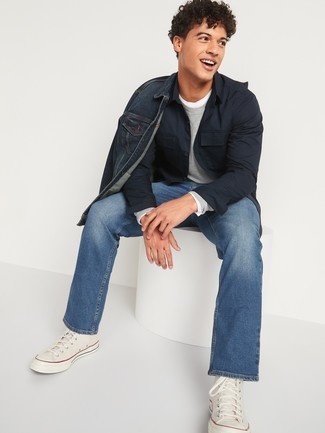 С чем носить серый свитер с круглым вырезом мужчине