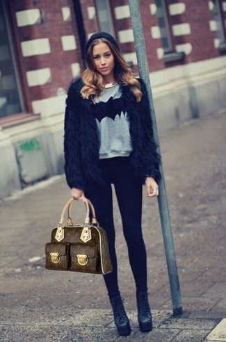 Какие леггинсы носить с серым свитером с круглым вырезом