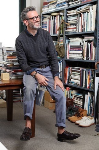 Как носить серый свитер с круглым вырезом с голубыми брюками чинос