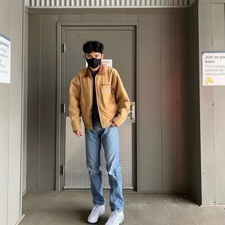 Как носить серый свитер с круглым вырезом с голубыми джинсами мужчине