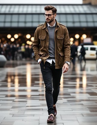 Какие лоферы носить с серым свитером с круглым вырезом мужчине