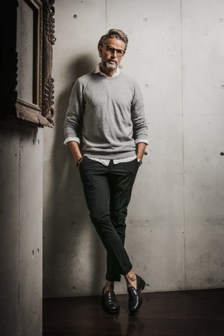Какие лоферы носить с серым свитером с круглым вырезом мужчине