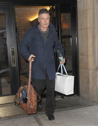 Какие лоферы носить с серым свитером с круглым вырезом мужчине