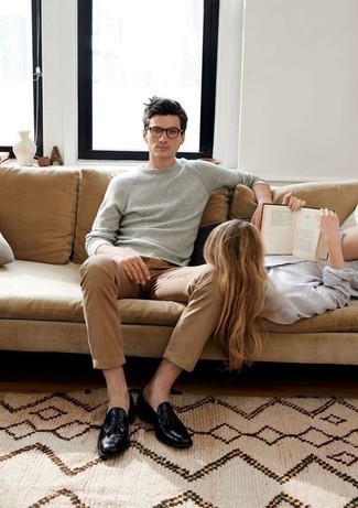 Какие лоферы носить с серым свитером с круглым вырезом мужчине