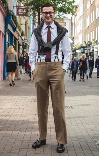 Какие лоферы носить с серым свитером с круглым вырезом мужчине