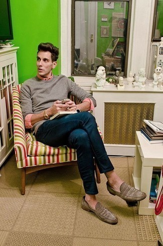 Какие лоферы носить с серым свитером с круглым вырезом мужчине