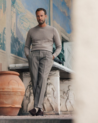 Какие лоферы носить с серым свитером с круглым вырезом мужчине