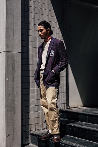 Какие лоферы носить с серым свитером с круглым вырезом мужчине