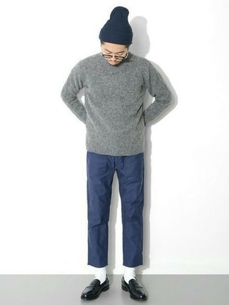 Какие лоферы носить с серым свитером с круглым вырезом мужчине