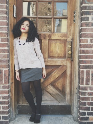 Какие мини-юбки носить с серым свитером с круглым вырезом