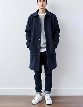 Как носить серый свитер с круглым вырезом с темно-синими джинсами мужчине