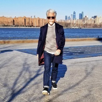 Как носить серый свитер с круглым вырезом с темно-синими джинсами мужчине