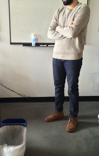 Как носить серый свитер с круглым вырезом с темно-синими джинсами мужчине