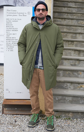 Как носить серый свитер с круглым вырезом с оливковым дождевиком мужчине