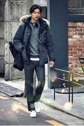 Какие парки носить с серым свитером с круглым вырезом мужчине