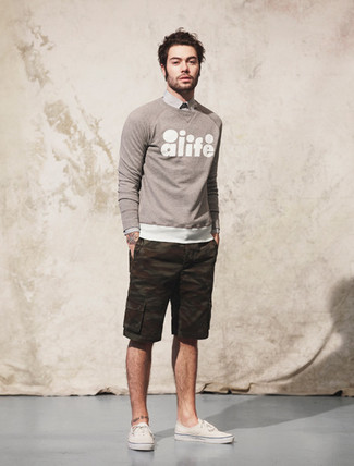 Какие плимсоллы носить с серым свитером с круглым вырезом мужчине