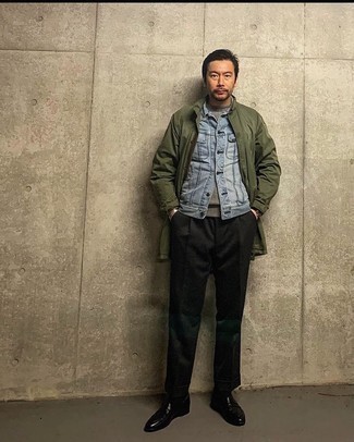 Какие дождевики носить с серым свитером с круглым вырезом мужчине