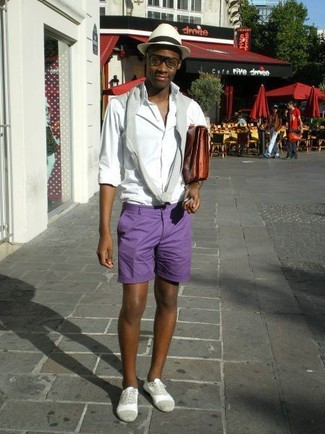 Какие шорты носить с серым свитером с круглым вырезом мужчине