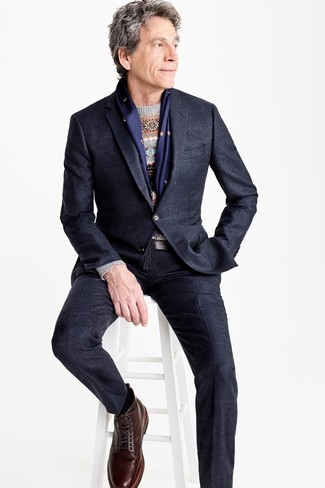 Какие костюмы носить с серым свитером с круглым вырезом