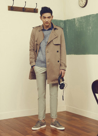 Как носить серый свитер с круглым вырезом с светло-коричневым плащом мужчине