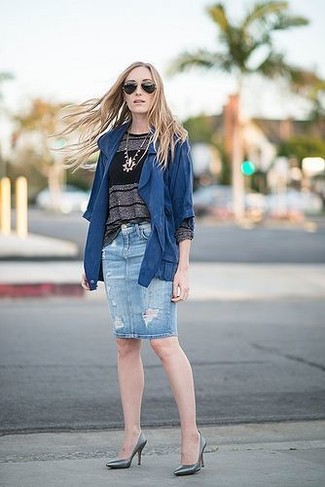 Какие плащи носить с серым свитером с круглым вырезом женщине