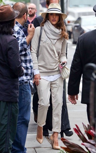 Какие туфли на танкетке носить с серым свитером с круглым вырезом