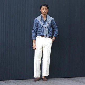 Как носить серый свитер с круглым вырезом с белыми брюками чинос