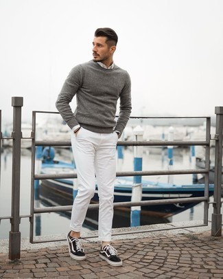 Как носить серый свитер с круглым вырезом с белыми брюками чинос