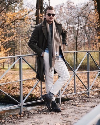 Как носить серый свитер с круглым вырезом с белыми брюками чинос