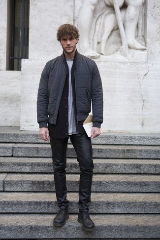 Какие ботинки броги носить с серой футболкой с круглым вырезом