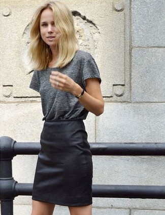 С чем носить серую футболку с круглым вырезом женщине