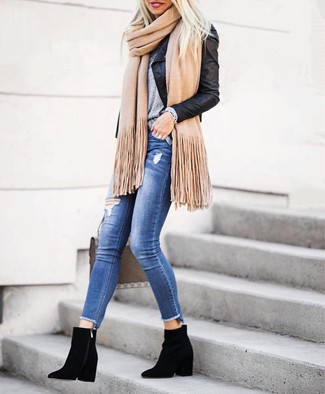 С чем носить серую футболку с круглым вырезом женщине