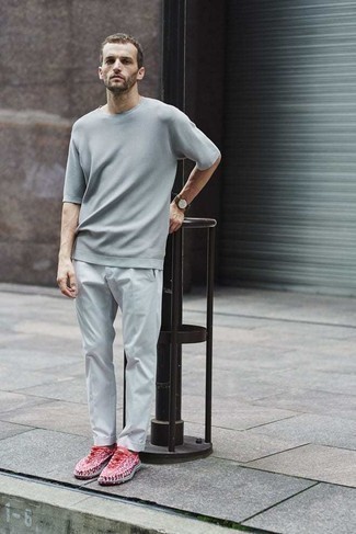 С чем носить серую футболку с круглым вырезом мужчине