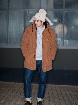 Какие парки носить с серой футболкой с круглым вырезом мужчине