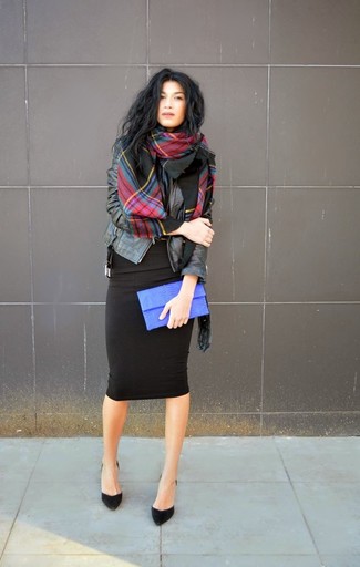 Какие косухи носить с серым коротким свитером