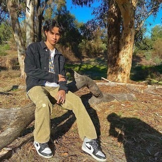 Какие высокие кеды носить с серой джинсовой курткой мужчине